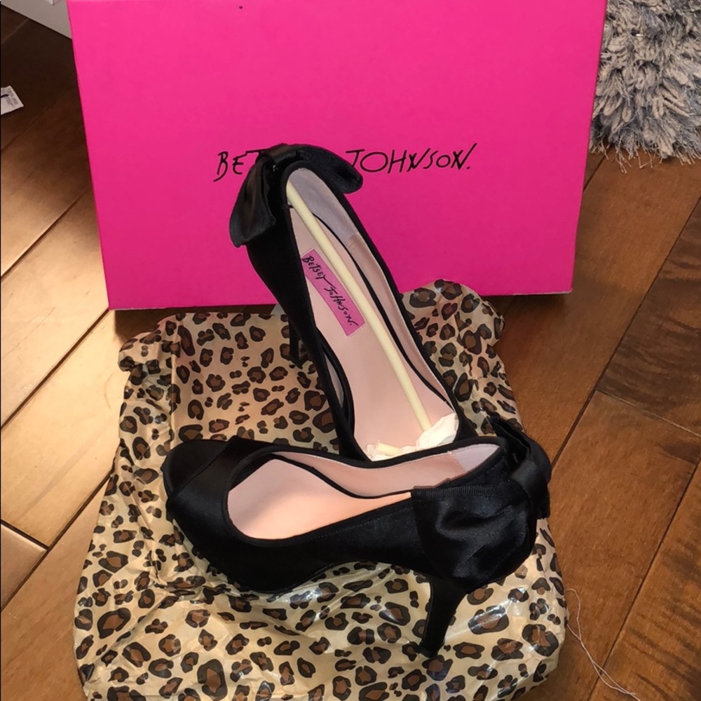 Classic designer black heal